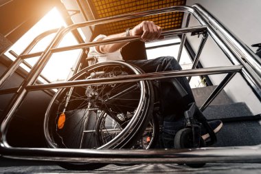 Fiziksel engelliler için özel asansör.