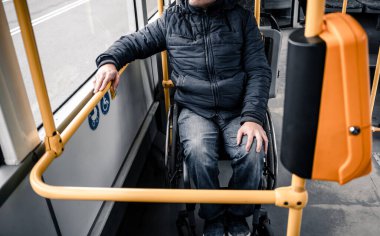 Toplu taşıma araçlarında fiziksel engelli ve erişilebilir rampası olan biri..