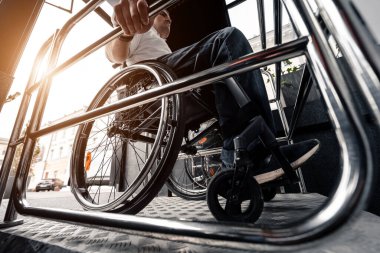 Fiziksel engelliler için özel asansör.