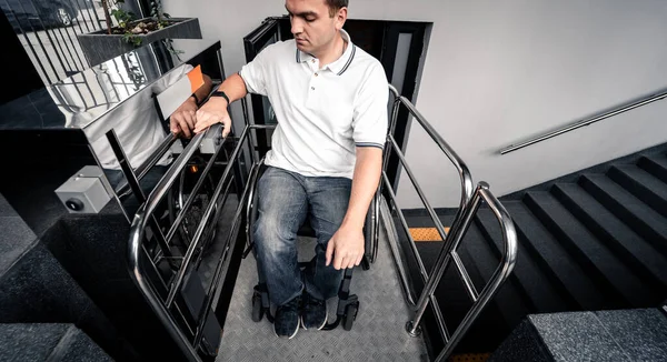 Der spezielle Aufzug für Menschen mit körperlicher Behinderung — Stockfoto