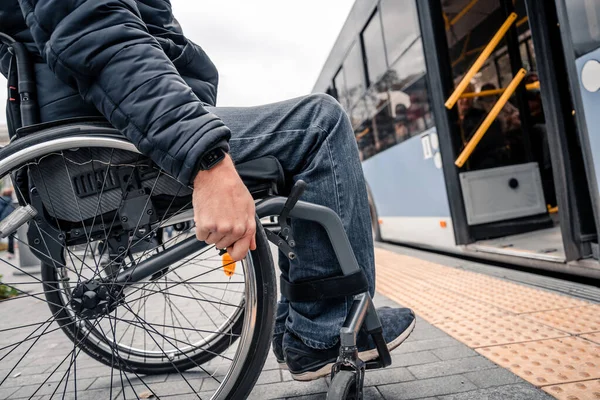 身体障害者は、アクセス可能なスロープを持つ公共交通機関に入る. — ストック写真