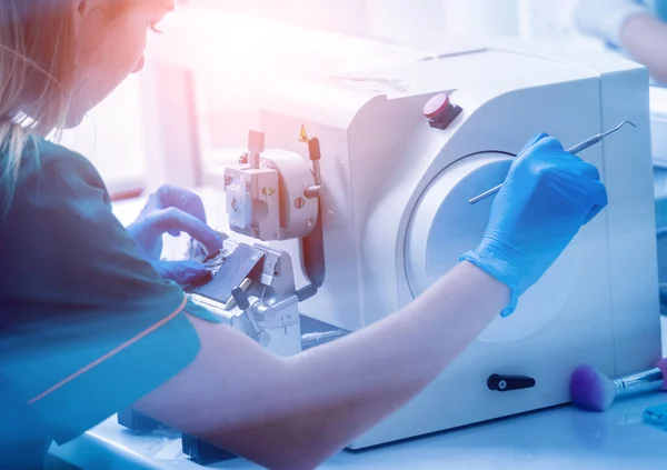 Assistente de laboratório trabalha em uma seção de micrótomo rotativo e fazendo lâminas de microscópio — Fotografia de Stock