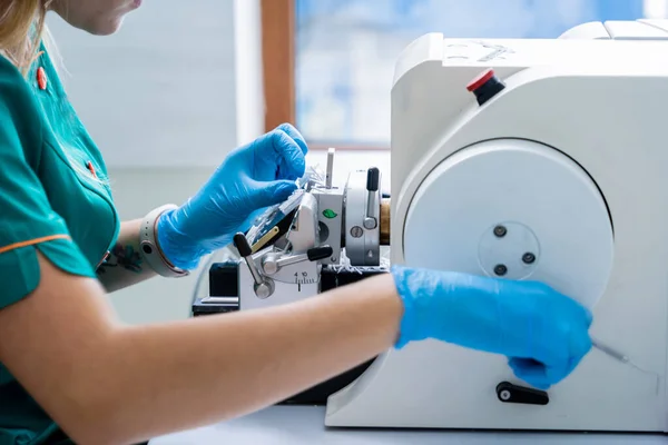 Laboratory assistant works on a rotary microtome section and making microscope slides — Stock Photo, Image