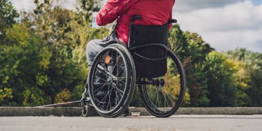 Balıkçı iskelesinden tekerlekli sandalyede balık tutan fiziksel engelli biri..