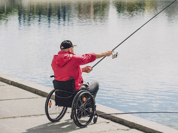 釣り桟橋から車椅子釣りを使用する身体障害者. — ストック写真