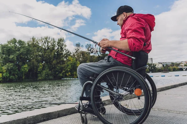 釣り桟橋から車椅子釣りを使用する身体障害者. — ストック写真