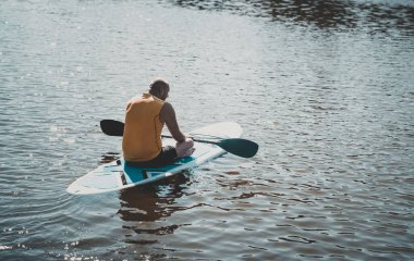 Yemek masasında fiziksel engelli biri var.