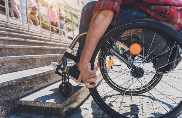 Joven con discapacidad física que usa silla de ruedas delante de las escaleras —  Fotos de Stock