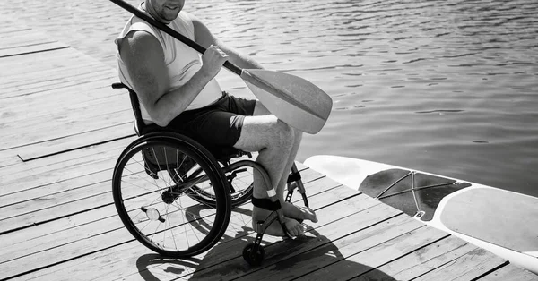 Osoba s tělesným postižením, která používá invalidní vozík bude jezdit na sup boardu — Stock fotografie