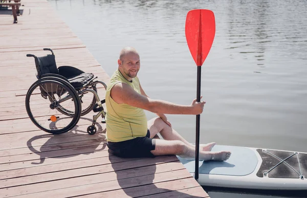 Pessoa com deficiência física que usa cadeira de rodas será passeio a bordo — Fotografia de Stock