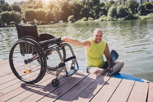 Pessoa com deficiência física a bordo — Fotografia de Stock