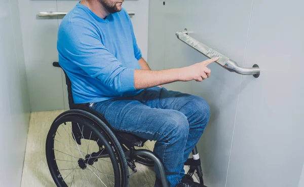 Persona con disabilità fisica che utilizza la sedia a rotelle con ascensore nell'edificio — Foto Stock