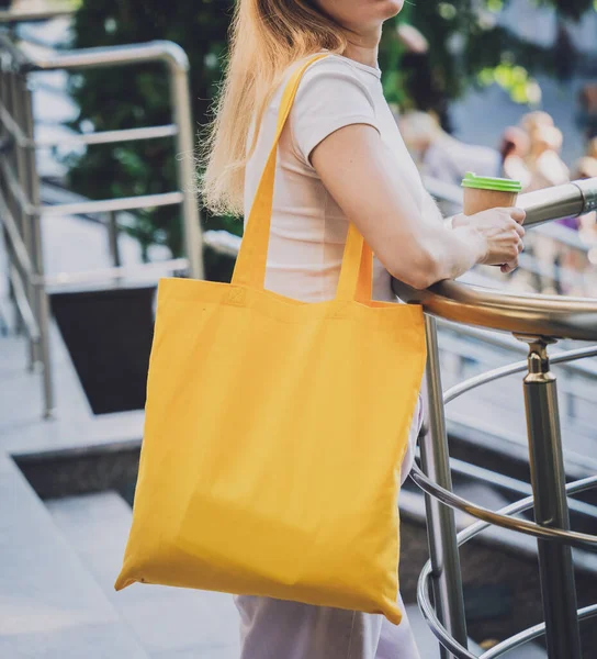 Giovane bella donna con lino eco bag su sfondo città. — Foto Stock