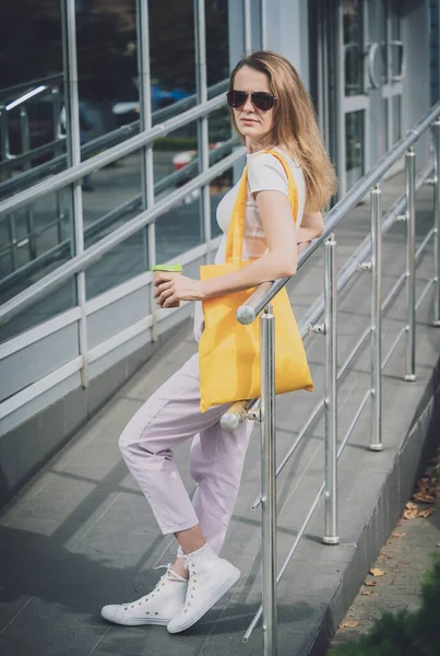 Şehrin arka planında keten çantalı güzel bir kadın..