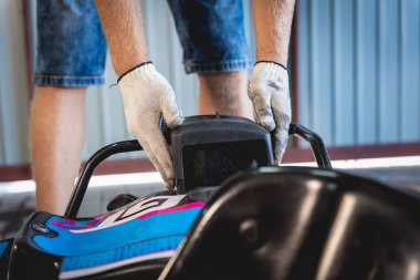 Tamirci go kart yarışı servisi depoya benzin döker.