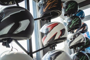 Go kart yarışı için sıra miğferler.