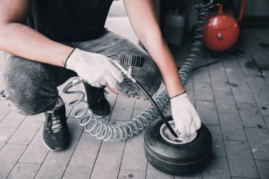 Tamirci araba yarışı servisini değiştiriyor.