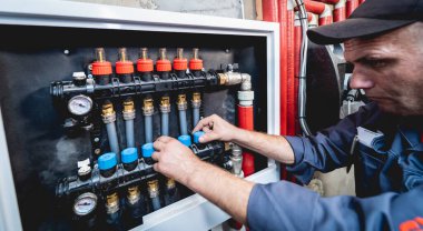 HVAC teknisyeni evde ısıtma ve soğutma sistemi hizmeti veriyor.