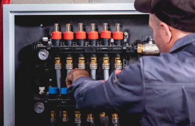 HVAC teknisyeni evde ısıtma ve soğutma sistemi hizmeti veriyor.