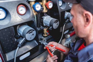 HVAC teknisyeni evde ısıtma ve soğutma sistemi hizmeti veriyor.