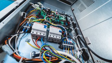 Kablolar, borular ve elektrik ekipmanlarıyla klima ünitesini aç