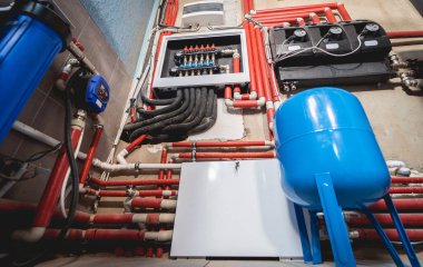 Isıtma ve soğutma sistemi teknolojili kazan dairesi.