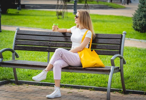 Giovane bella donna con lino eco bag su sfondo città. — Foto Stock