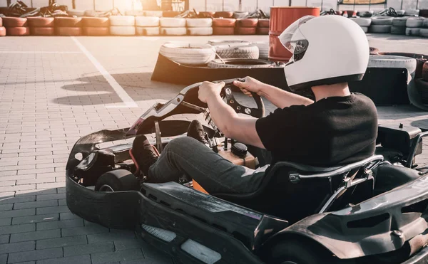 ชายหนุ่มขับรถโกคาร์ทที่วงจร — ภาพถ่ายสต็อก