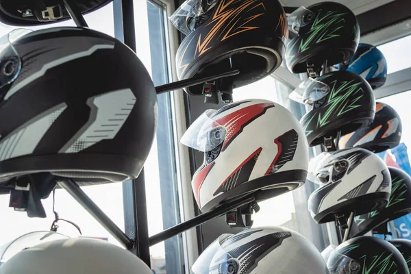 Reihe von Helmen für Gokart-Rennen. — Stockfoto