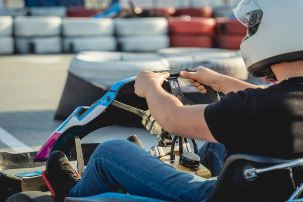 Un joven conduce un karting en el circuito — Foto de Stock