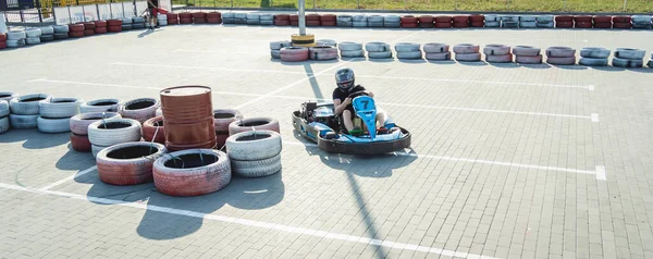 若い男がサーキットでゴーカートを運転する — ストック写真