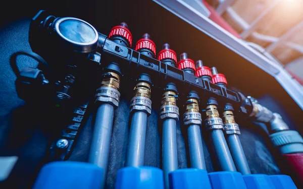 Bomba para calefacción por suelo radiante de agua en casa. — Foto de Stock