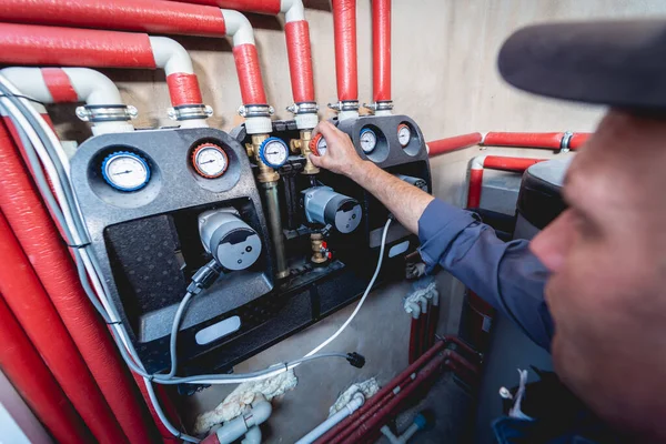 Técnico de climatización que mantiene el sistema de calefacción y refrigeración del hogar —  Fotos de Stock