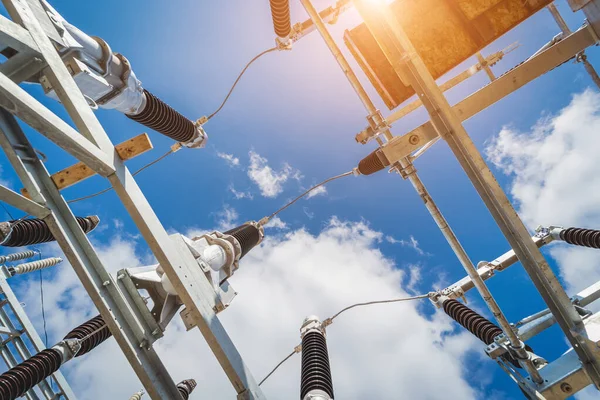 Bygging av en krafttransformatorstasjon på bakgrunn av blå himmel – stockfoto