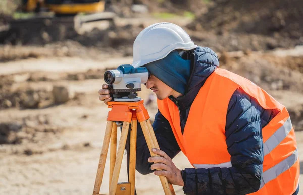 Arpenteur-géomètre équipé de théodolite sur chantier — Photo