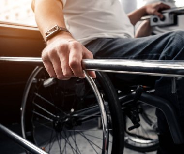 Fiziksel engelliler için özel asansör.