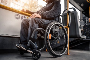 Toplu taşıma araçlarında fiziksel engelli ve erişilebilir rampası olan biri..