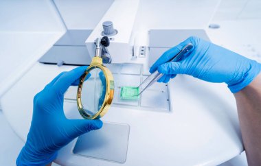 Laboratuvar asistanı parafin ağda doku yerleştirme makinesinde çalışıyor..