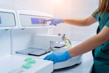 Laboratuvar asistanı parafin ağda doku yerleştirme makinesinde çalışıyor..