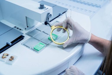 Laboratuvar asistanı parafin ağda doku yerleştirme makinesinde çalışıyor..