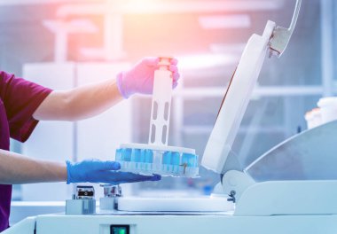 Laboratuvar asistanı modern laboratuvarda mikrodalga hibrit doku işlemcisi üzerinde çalışıyor..