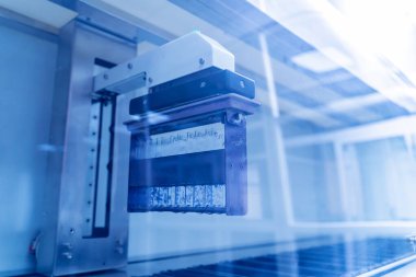 Modern laboratuvarda otomatik çoklu slayt boyayıcısı