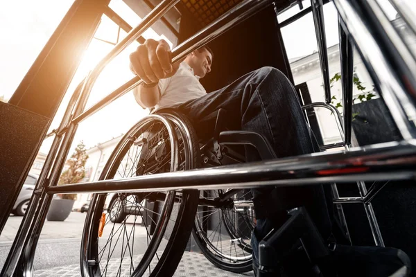 El ascensor especial para la persona con discapacidad física —  Fotos de Stock