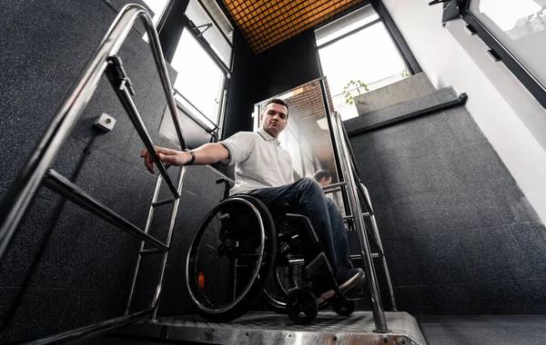 Speciální výtah pro osoby s tělesným postižením — Stock fotografie