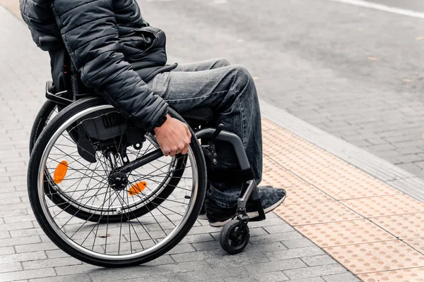 Persona con discapacidad física que espera el transporte urbano con una rampa accesible. — Foto de Stock