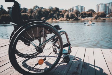 Yemek masasında fiziksel engelli biri var.