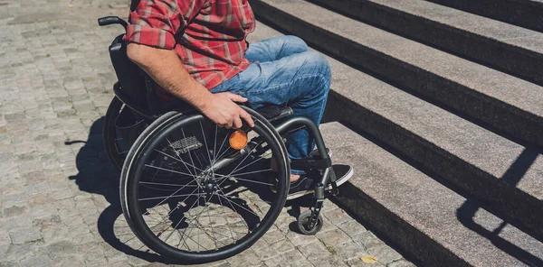 Joven con discapacidad física que usa silla de ruedas delante de las escaleras —  Fotos de Stock