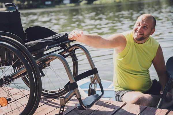 Pessoa com deficiência física a bordo — Fotografia de Stock