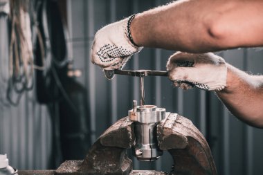 Tamirci go kart yarışı servisi depoya benzin döker.