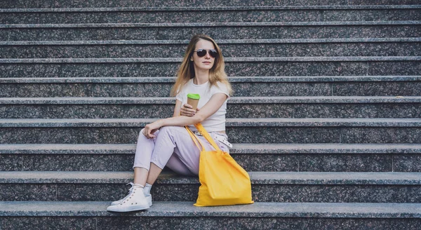 Giovane bella donna con lino eco bag su sfondo scale. — Foto Stock